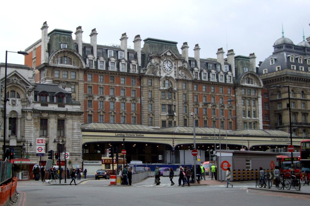 Unveiling Victoria Station London with best services of 24x7